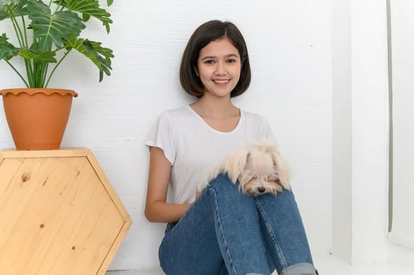 Rindo Jocund Jovem Mulher Asiática Sentada Chão Com Seu Cão — Fotografia de Stock