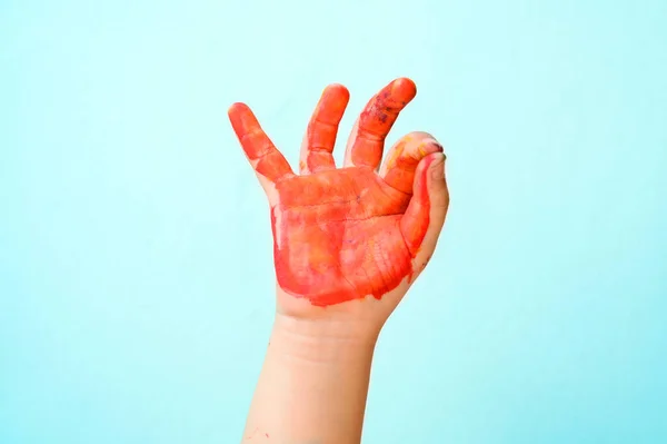 Bunt Bemaltes Kind Mit Handfingern Auf Grünem Hintergrund Kopierraum Schließen — Stockfoto