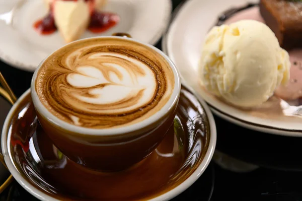 Nice Cup Fresh Brewed Coffee Beautiful Latte Art Wooden Table — Stock Photo, Image