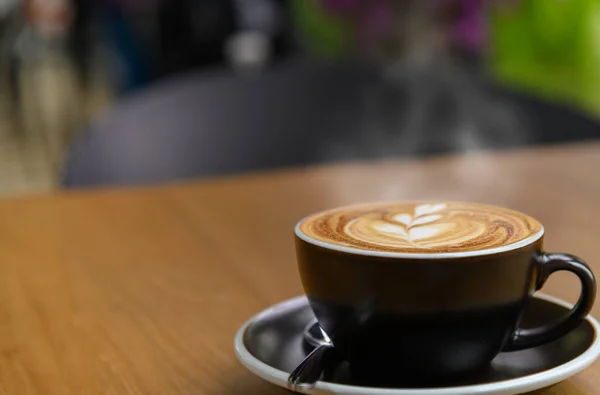 Secangkir Kopi Segar Dengan Latte Art Yang Indah Atas Meja — Stok Foto