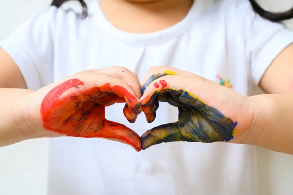 Κοριτσάκι Ζωγραφισμένα Χέρια Πολύχρωμη Χειρονομία Ακουαρέλα Σχήμα Καρδιάς Αγάπη Έννοια — Φωτογραφία Αρχείου