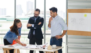 Mimari proje için mühendis ekibi toplantısı. Mimarlar ofis çalışanları konferans alanında inşaat yöneticisiyle planlarını tartışıyor. İnşaat Konsepti