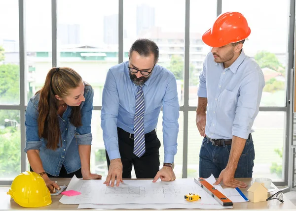 Reunión Del Equipo Ingenieros Para Proyecto Arquitectónico Arquitectos Discutiendo Proyecto — Foto de Stock