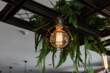 Ev ışıklandırması için eski lüks iç aydınlatma lambası. Aydınlanmış.