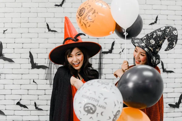 Cadılar Bayramı Kostümlü Iki Güzel Asyalı Kadın Cadılar Bayramı Partisi — Stok fotoğraf