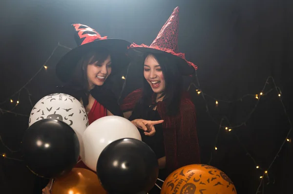 Retrato Dos Hermosas Jóvenes Con Disfraces Halloween Brujas Sosteniendo Globos — Foto de Stock