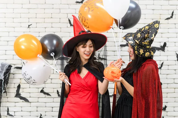 Cadılar Bayramı Kostümü Giymiş Iki Güzel Asyalı Kadın Elinde Balkabağı — Stok fotoğraf