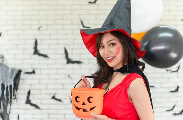 Cadılar Bayramı Partisi Için Balonlarla Poz Veren Asyalı Güzel Bir — Stok fotoğraf