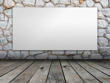 Bilgi iletisi için taş duvar ve ahşap katta boş çerçeve