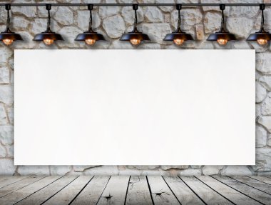 Bilgi iletisi için taş duvar ve ahşap katta boş çerçeve