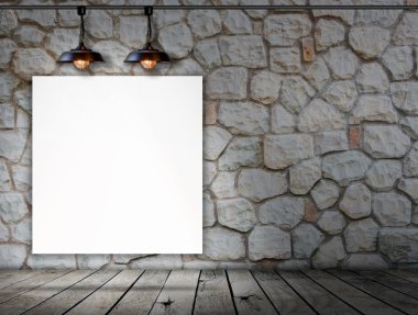 Bilgi iletisi için taş duvar ve ahşap katta boş çerçeve