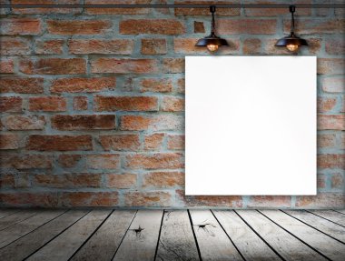 Bilgi iletisi için tuğla duvar ve ahşap katta boş çerçeve