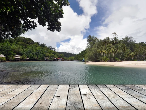 Strand eiland met houten vloer — Stockfoto