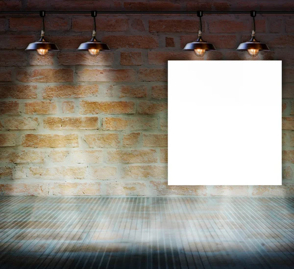Marco en blanco en la pared de ladrillo con piso de vidrio para el mensaje de información — Foto de Stock