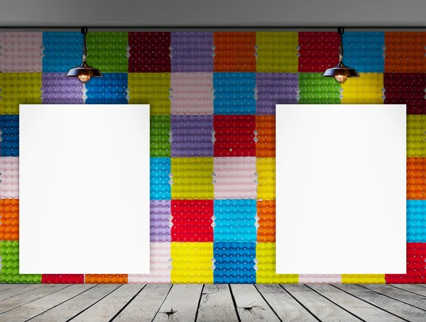 Moldura em branco na parede da bandeja de ovo de papel colorido e piso de madeira para mensagem de informação — Fotografia de Stock