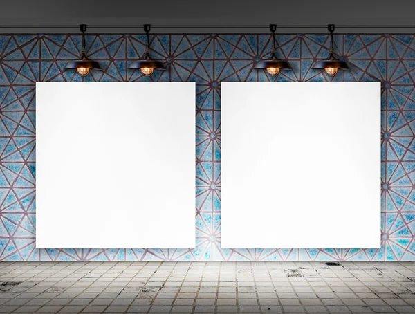 信息性消息的瓷砖墙上的空白帧 — 图库照片