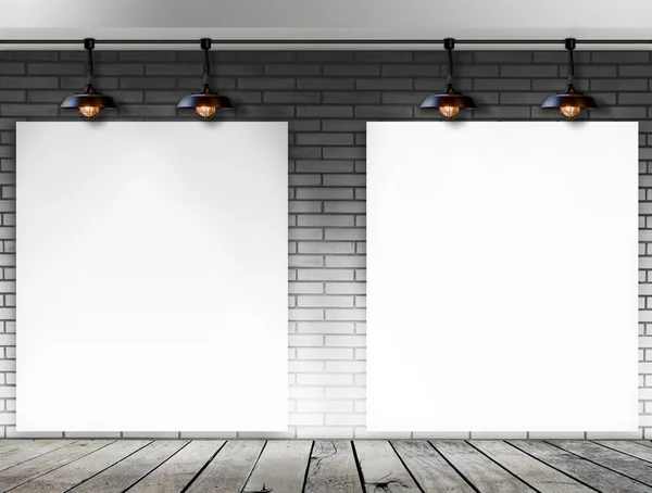 Quadro em branco na parede de tijolo branco com lâmpada de teto — Fotografia de Stock