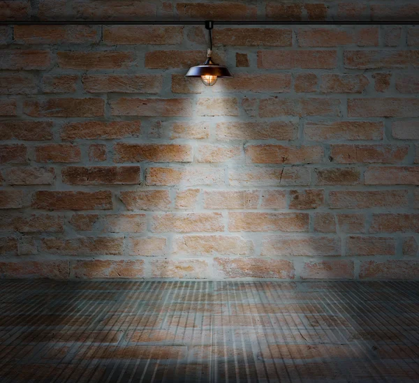 Lampa w cegła na ścianie tło z podłogi szklane — Zdjęcie stockowe