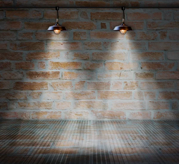 Lámpara en el fondo de la pared de ladrillo con piso de vidrio —  Fotos de Stock