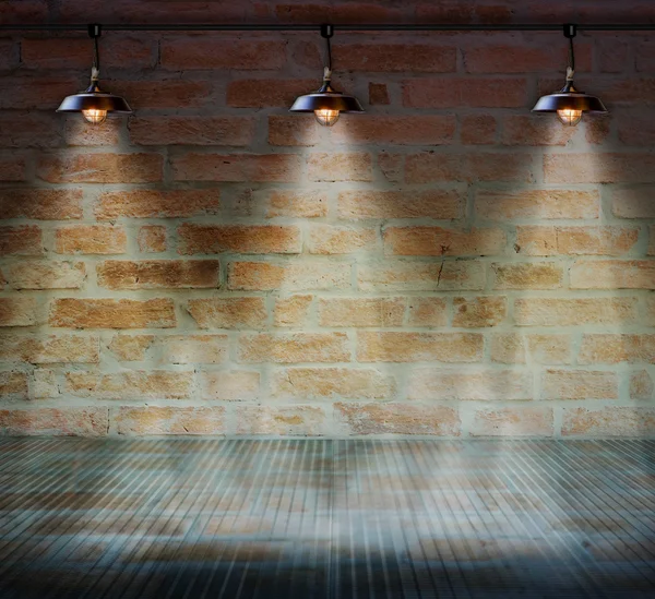 Lâmpada no fundo da parede de tijolo com piso de vidro — Fotografia de Stock