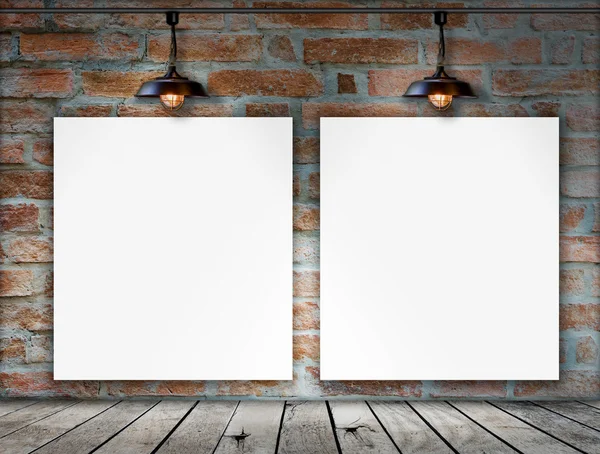 Leeg frame op bakstenen muur en hout verdieping voor informatiebericht — Stockfoto