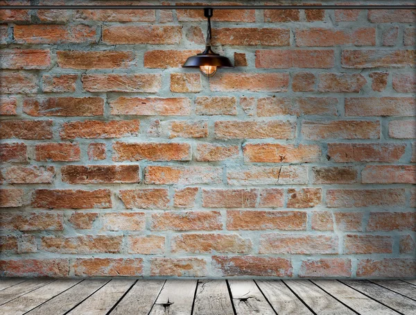 Lampada a parete di mattoni di fondo con legno macinato — Foto Stock