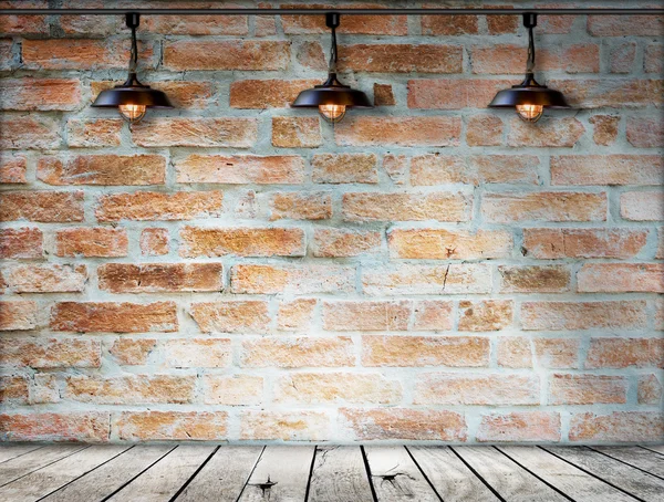 Lampa w cegły ściany tło z ziemi drewna — Zdjęcie stockowe
