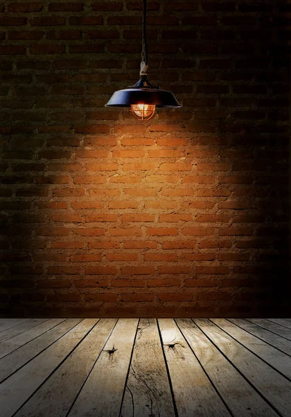 Lampa w cegły ściany tło z ziemi drewna — Zdjęcie stockowe