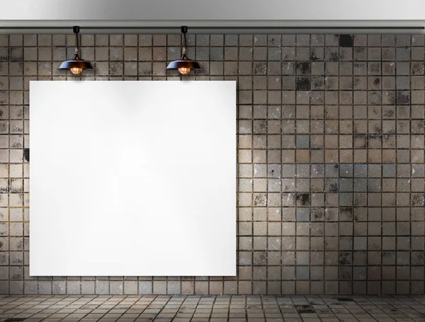 Quadro em branco com lâmpada de teto na sala de telha suja — Fotografia de Stock