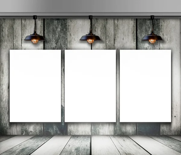 Leeg frame op houten muur met plafondlamp — Stockfoto