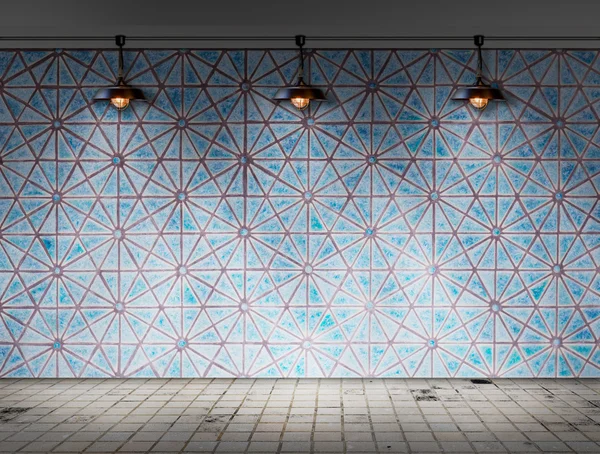 Lámpara de techo en la habitación de azulejos sucios — Foto de Stock
