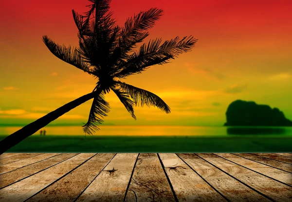 在沙滩与木地板上的椰子树剪影 — 图库照片