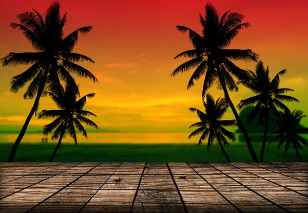 Silueta kokosových palem na písečné pláži s dřevěnou podlahou — Stock fotografie