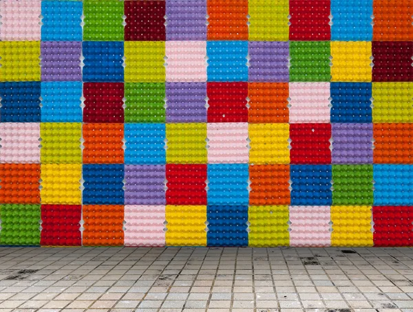 Vassoio per uova di carta colorato con pavimento in piastrelle, sfondo colorato — Foto Stock