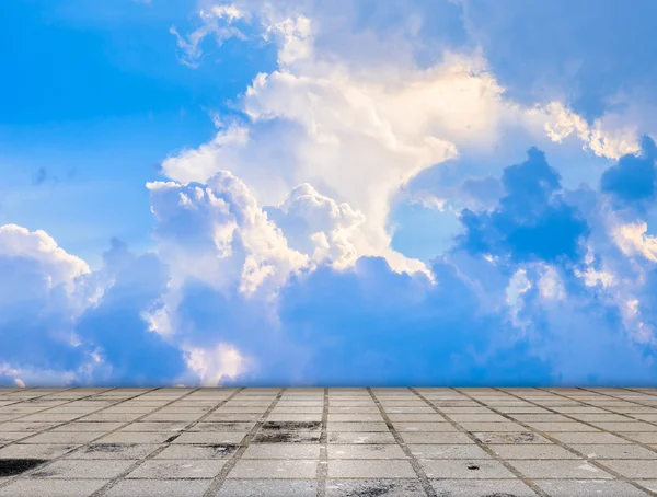 Pavimentación suelo de baldosas con nubes y cielo azul —  Fotos de Stock