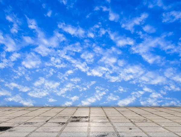 Pavimentación suelo de baldosas con nubes y cielo azul —  Fotos de Stock