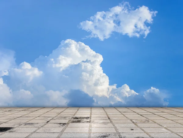 Pavimentación suelo de baldosas con nubes y cielo azul —  Fotos de Stock