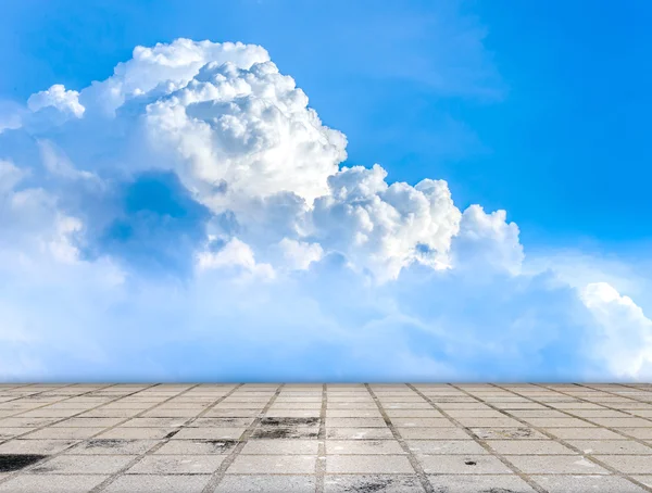 Pavimentación suelo de baldosas con nubes y cielo azul —  Fotos de Stock