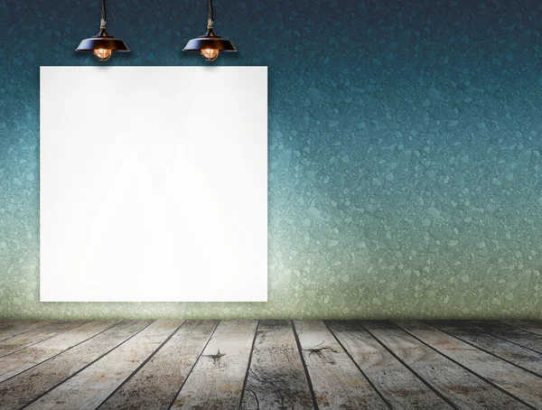 Пустой кадр на стене с потолочной лампой для информационного сообщения — стоковое фото