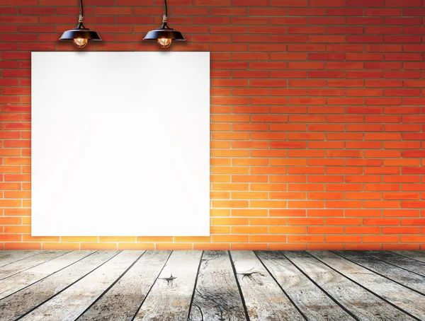 Marco en blanco en la pared de ladrillo y piso de madera para el mensaje de información — Foto de Stock