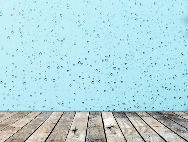 Holzboden mit Regentropfen auf dem Spiegelhintergrund — Stockfoto