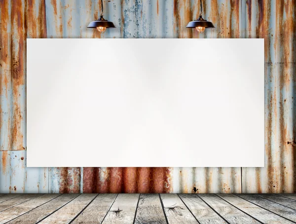 Prázdný rámeček na Rusted pozinkované plechové s dřevěnou podlahou — Stock fotografie