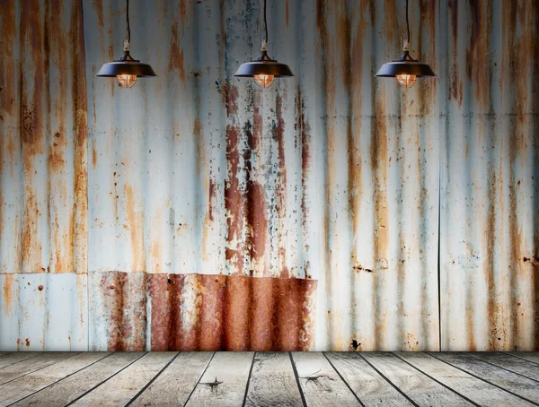 Lampa w Rusted ocynkowane płyty żelaza z podłogi z drewna — Zdjęcie stockowe