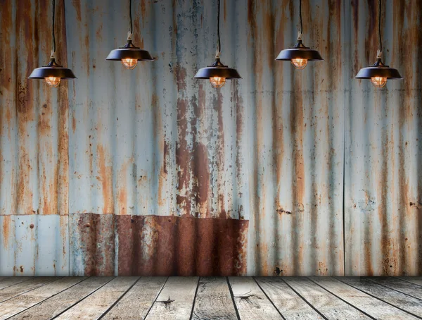 Lampa w Rusted ocynkowane płyty żelaza z podłogi z drewna — Zdjęcie stockowe