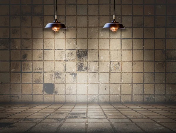 Kirli kiremit odada tavan lambası
