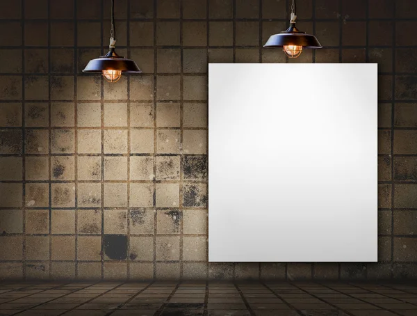 Marco en blanco en la pared del azulejo para el mensaje de información — Foto de Stock