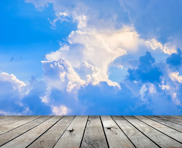 Pavimentación de suelo de madera con nubes y cielo azul —  Fotos de Stock