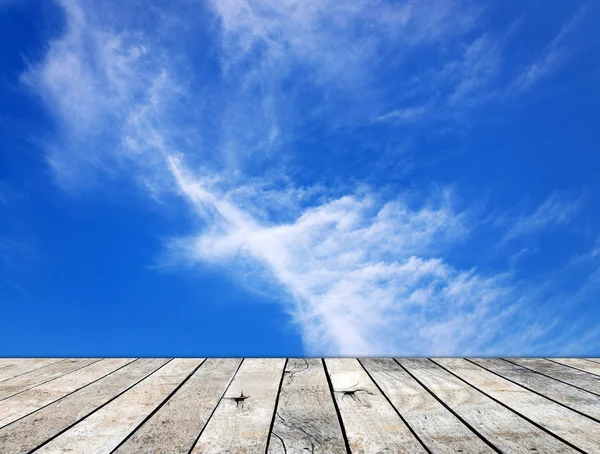 Pavimentación de suelo de madera con nubes y cielo azul —  Fotos de Stock
