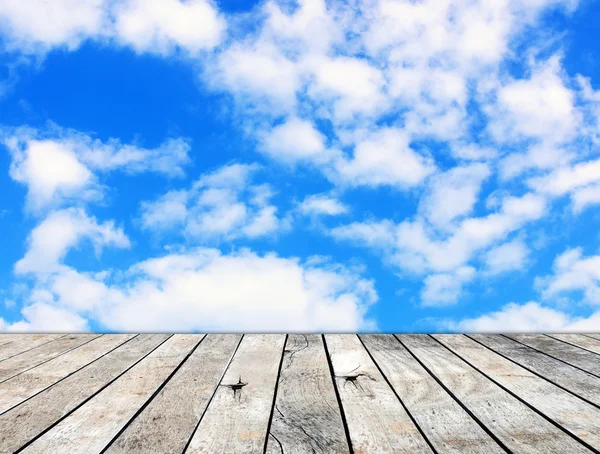 Membersihkan lantai kayu dengan awan dan langit biru — Stok Foto