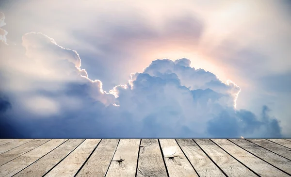 Holzboden mit Wolken und blauem Himmel — Stockfoto